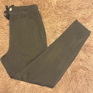 Army green Lou & Gray sweatpants